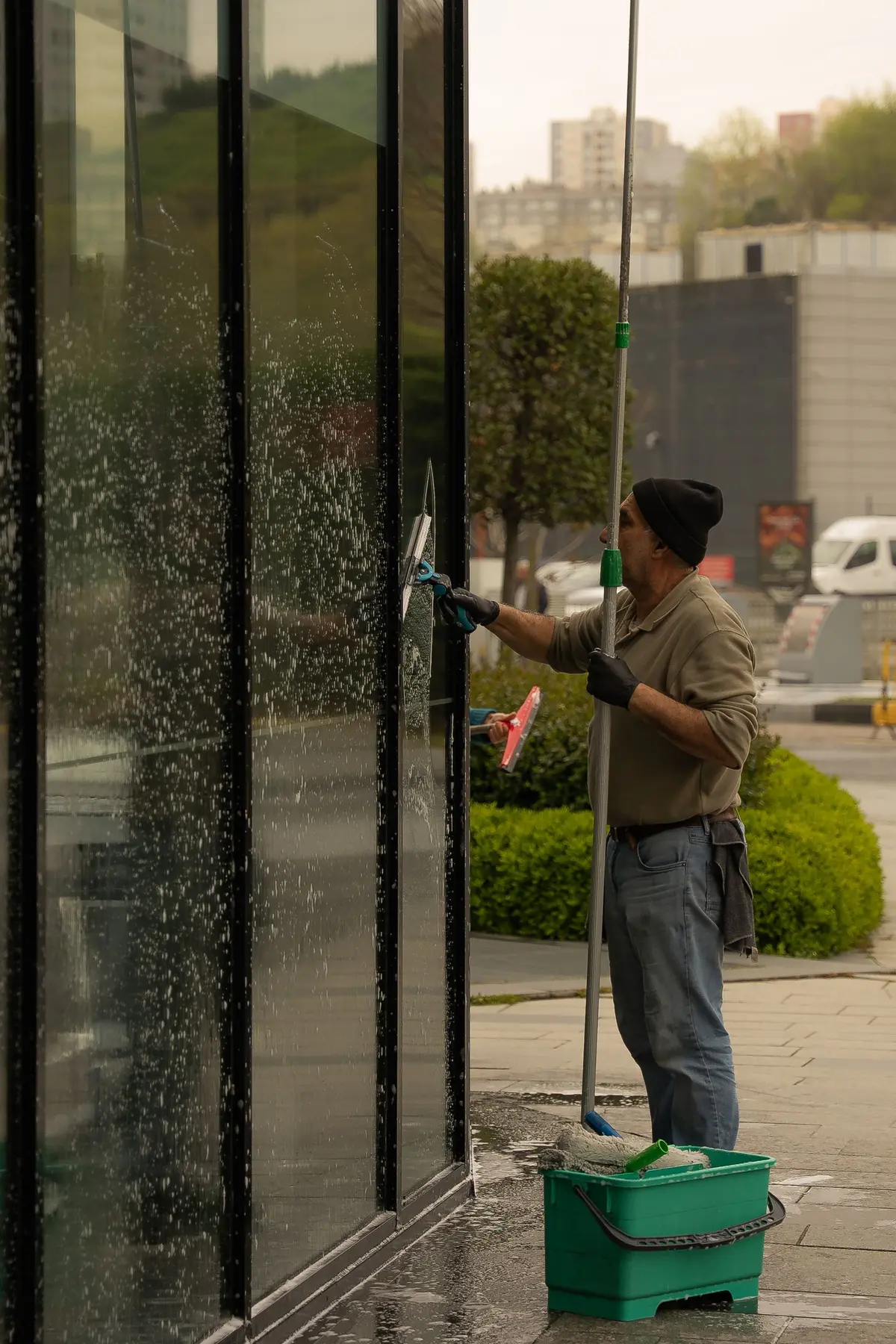 Glasreinigung einer Fassade mit dem Abzieher